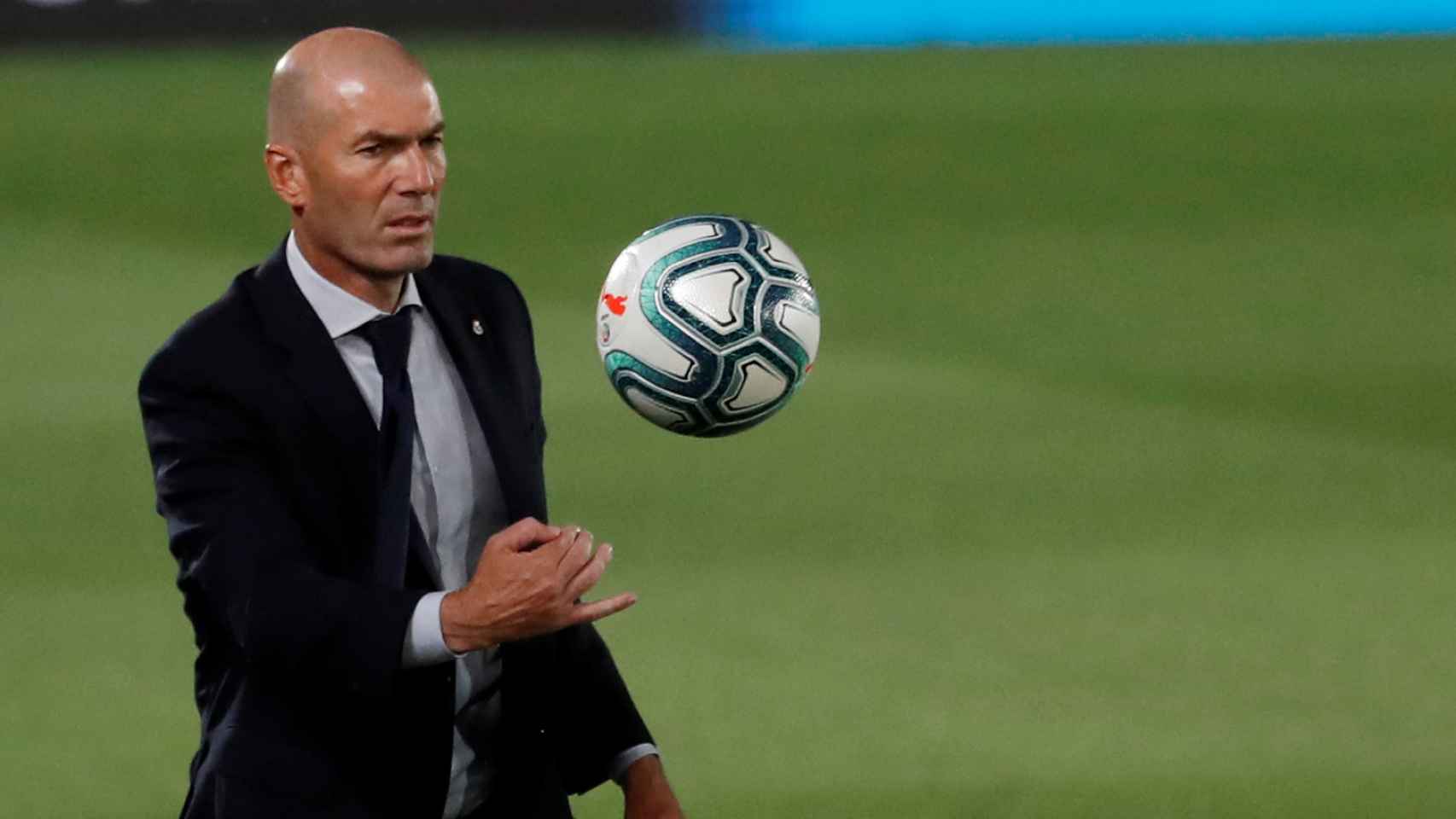 Zidane recoge un balón que ha salido por banda