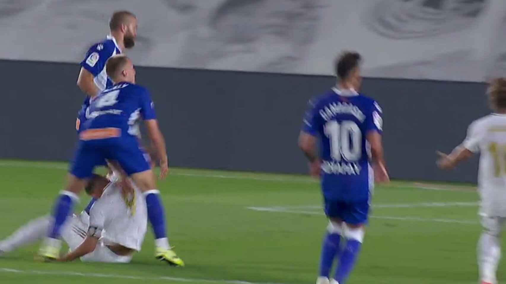 Benzema se golpea contra un jugador del Alavés al caer al suelo