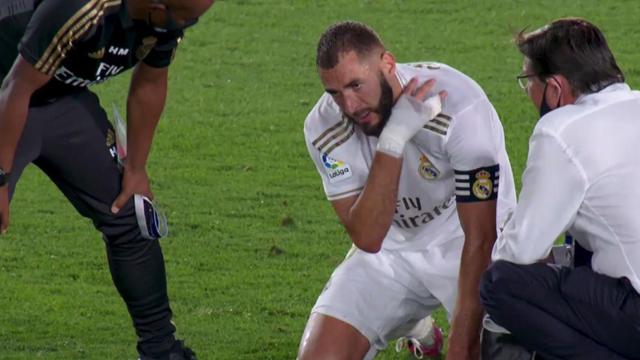 Karim Benzema, sobre el césped habla con los médico del Real Madrid