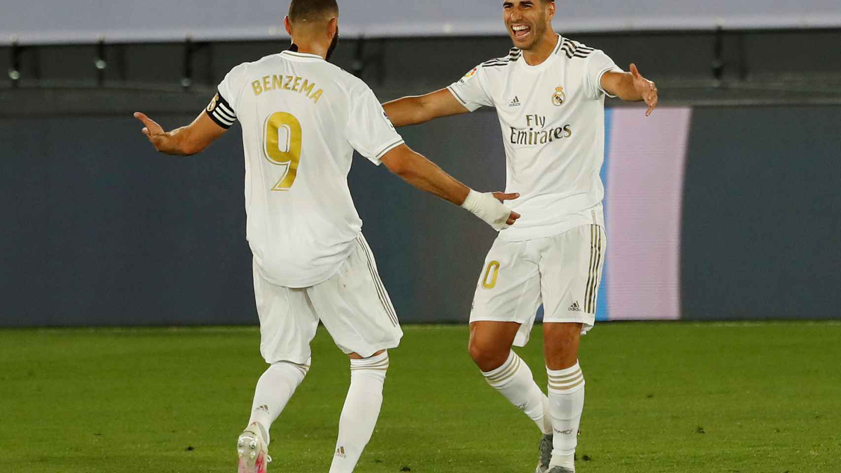 Benzema y Asensio celebran el segundo gol del Madrid al Alavés