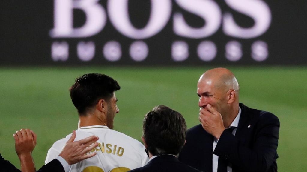 Zidane dialoga entre risas con Marco Asensio