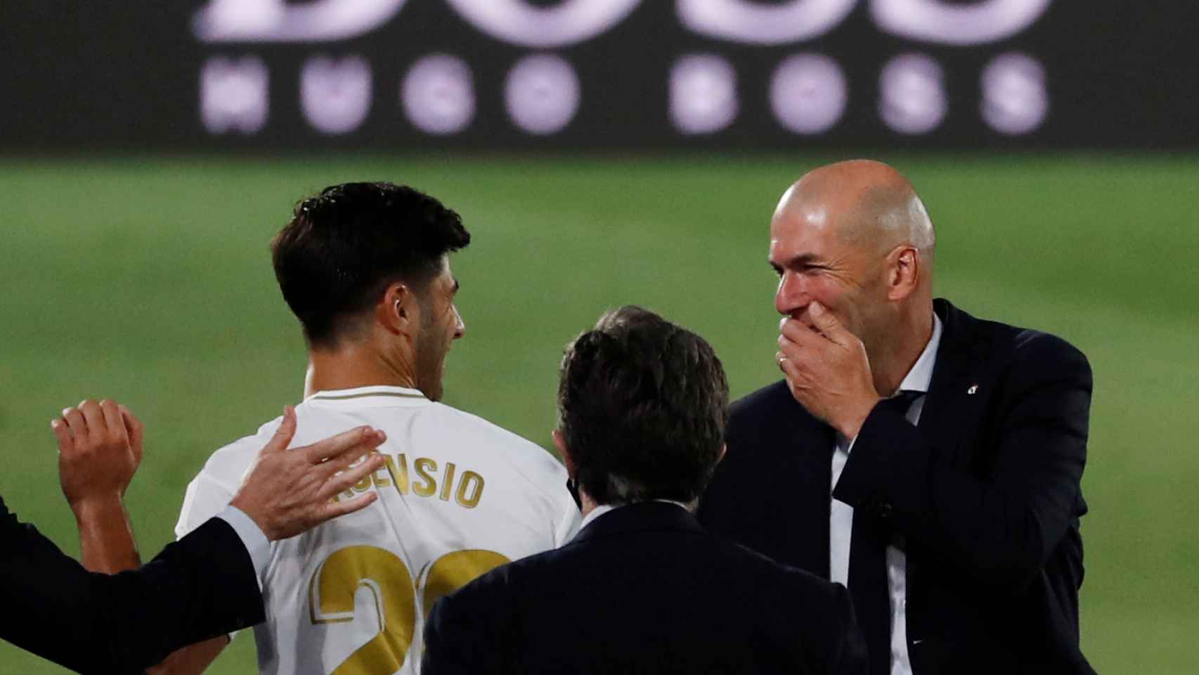 Zidane dialoga entre risas con Marco Asensio