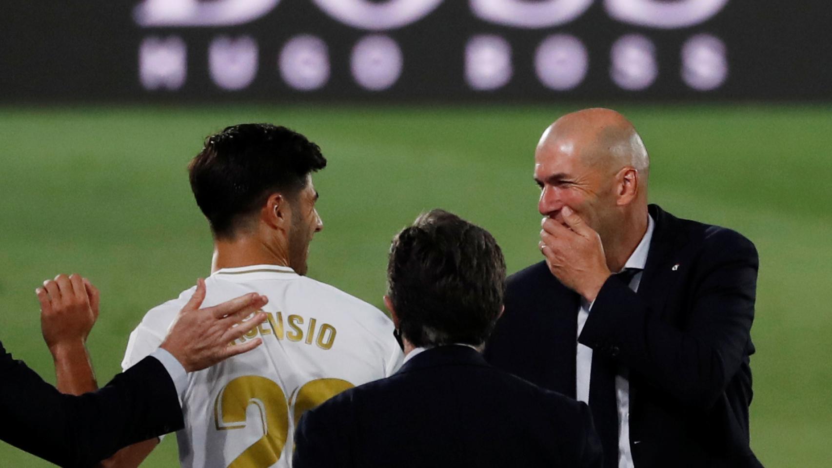 Zidane dialoga entre risas con Marco Asensio