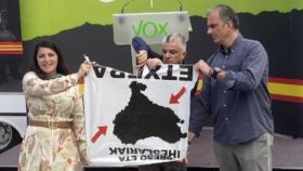Macarena Olona, Niko Gutiérrez y Javier Ortega Smith en el mitin de Vox en Baracaldo.