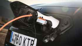 Imagen de la toma de corriente de un coche electrificado.