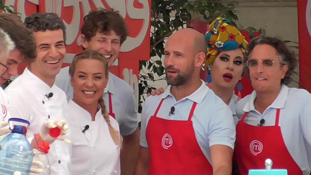 En la imagen, los nuevos concursantes como Josie o Gonzalo Miró con los finalista de 'Masterchef', Luna y Alberto.
