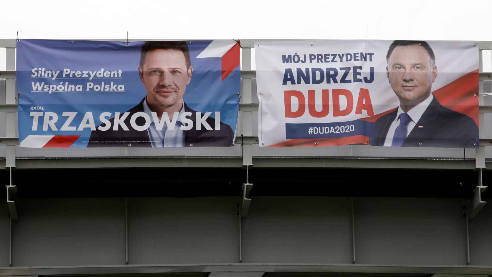 Los carteles de campaña de Rafal Trzaskowski y Andrzej Duda que se pueden ver en las calles polacas.