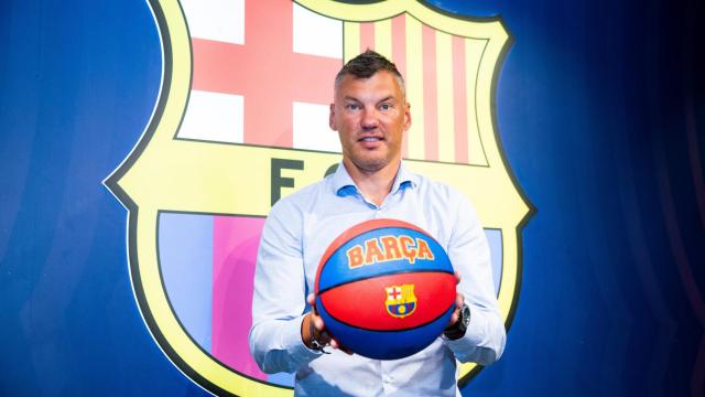 Jasikevicius posando con el escudo del Barcelona