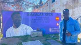 El karateca Babacar Seck, junto a su mural homenaje
