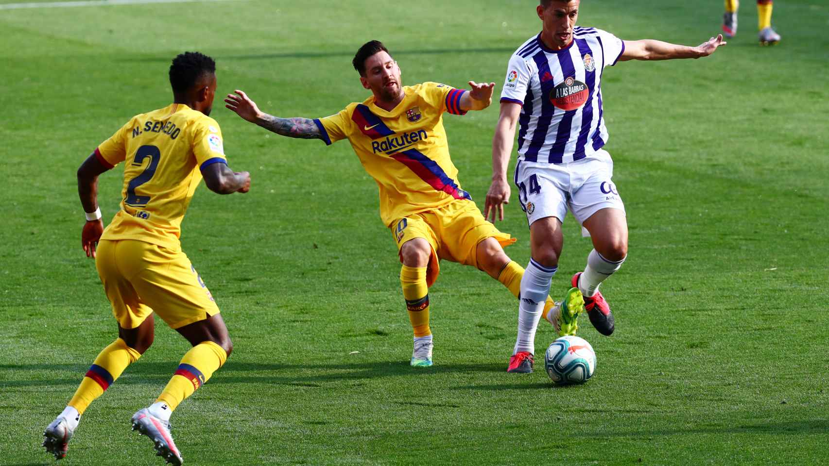 Rubén Alcaraz, ante Messi y Semedo en el Valladolid - Barcelona de Liga