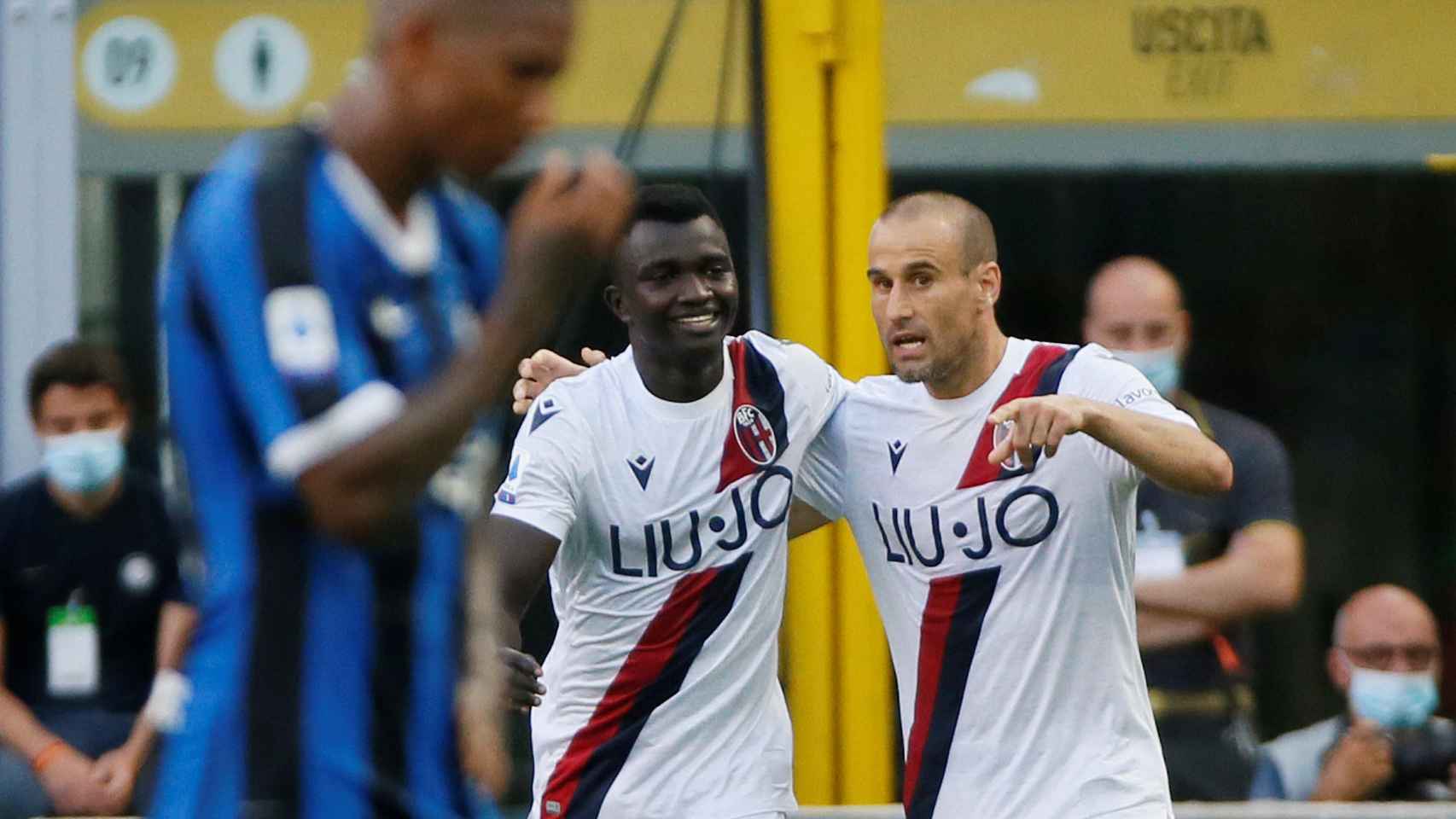 Musa Juwara celebra con Rodrigo Palacio su gol con el Bolonia ante el Inter de Milán