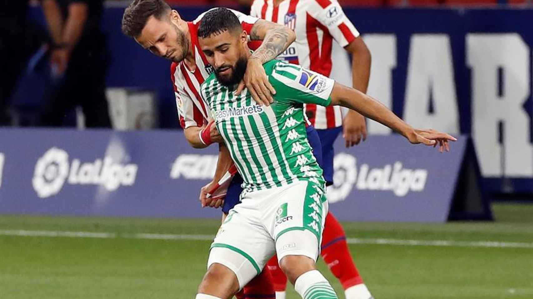 Nabil Fekir ante Saúl Ñíguez, en el Atlético de Madrid - Betis de La Liga