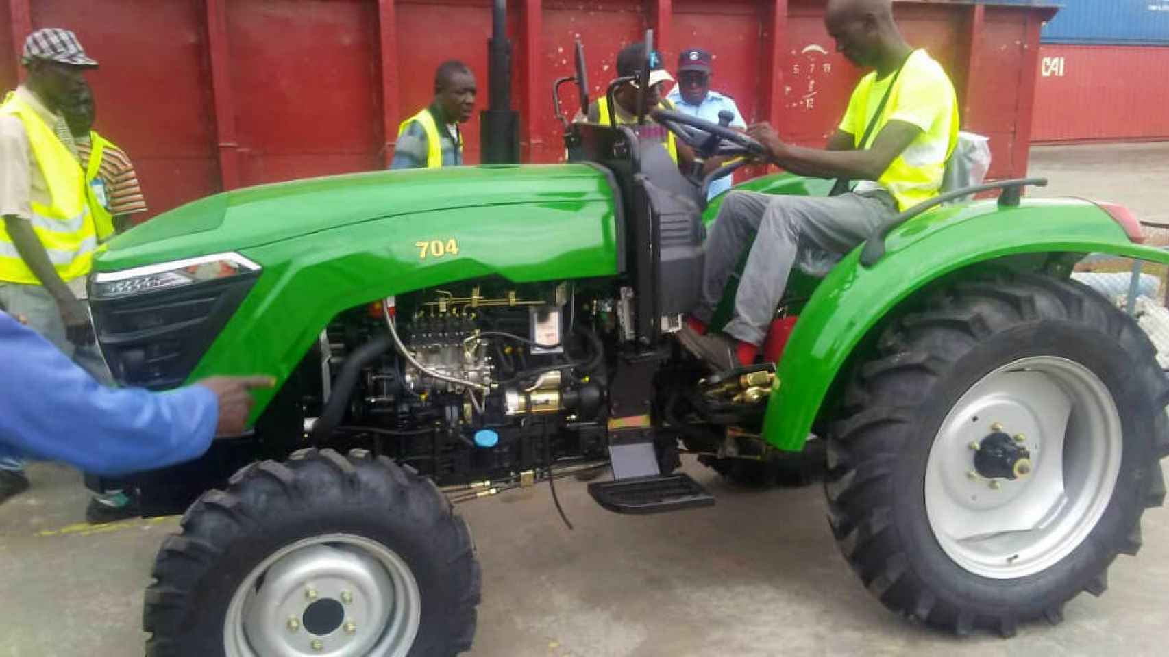 El flamante tractor verde enviado a la comunidad rural africana