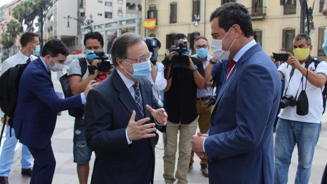 Juan Vivas y Juanma Moreno, presidentes de Ceuta y Andalucía respectivamente, en la ciudad norteafricana.