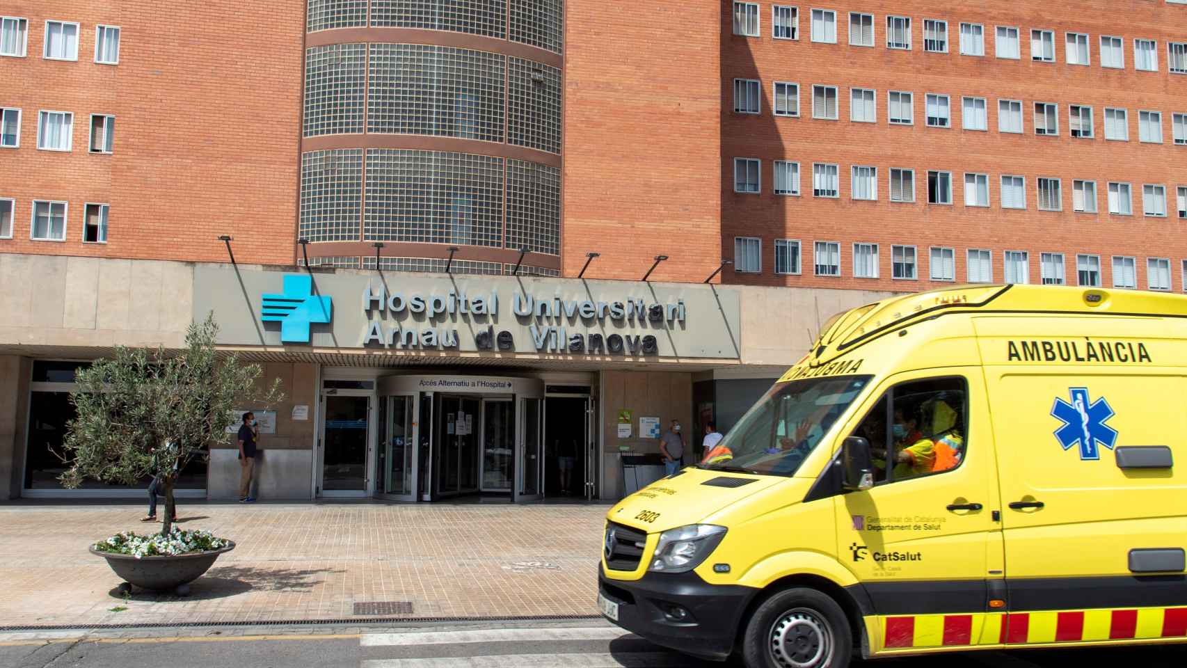 Una ambulancia delante del hospital de Segriá.
