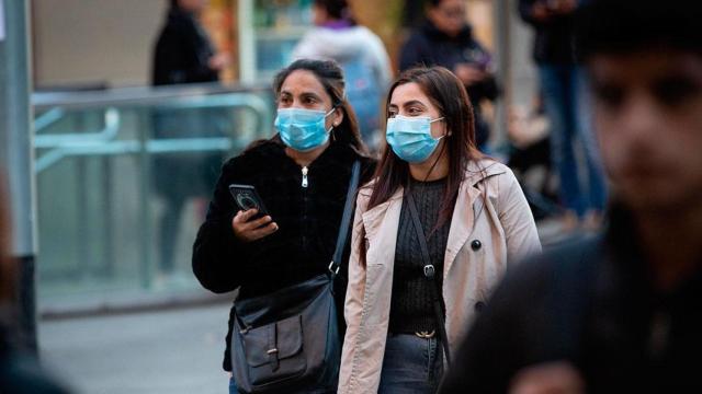 Dos mujeres con mascarillas.