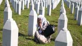 Una mujer llora en el cementerio de Potocari, donde hay enterradas más de 5.600 víctimas de la masacre de Srebrenica.