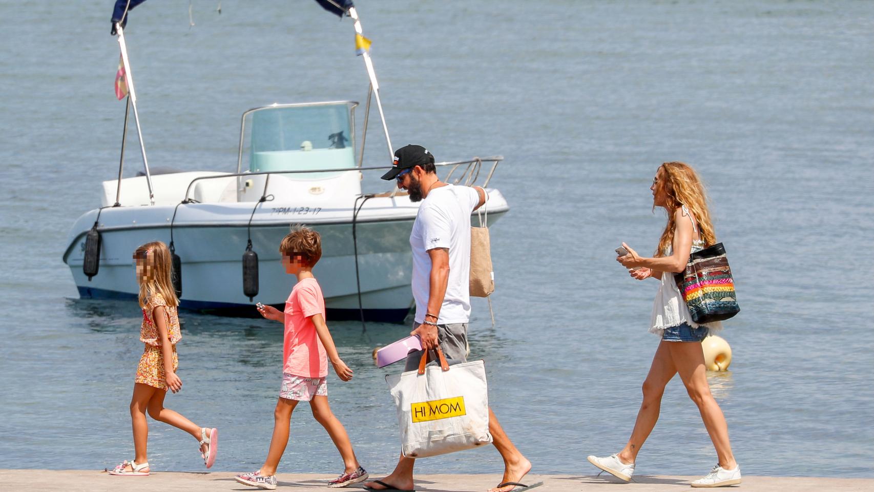 Borja y Blanca Cuesta junto a dos de sus hijos caminando hacia el barco.