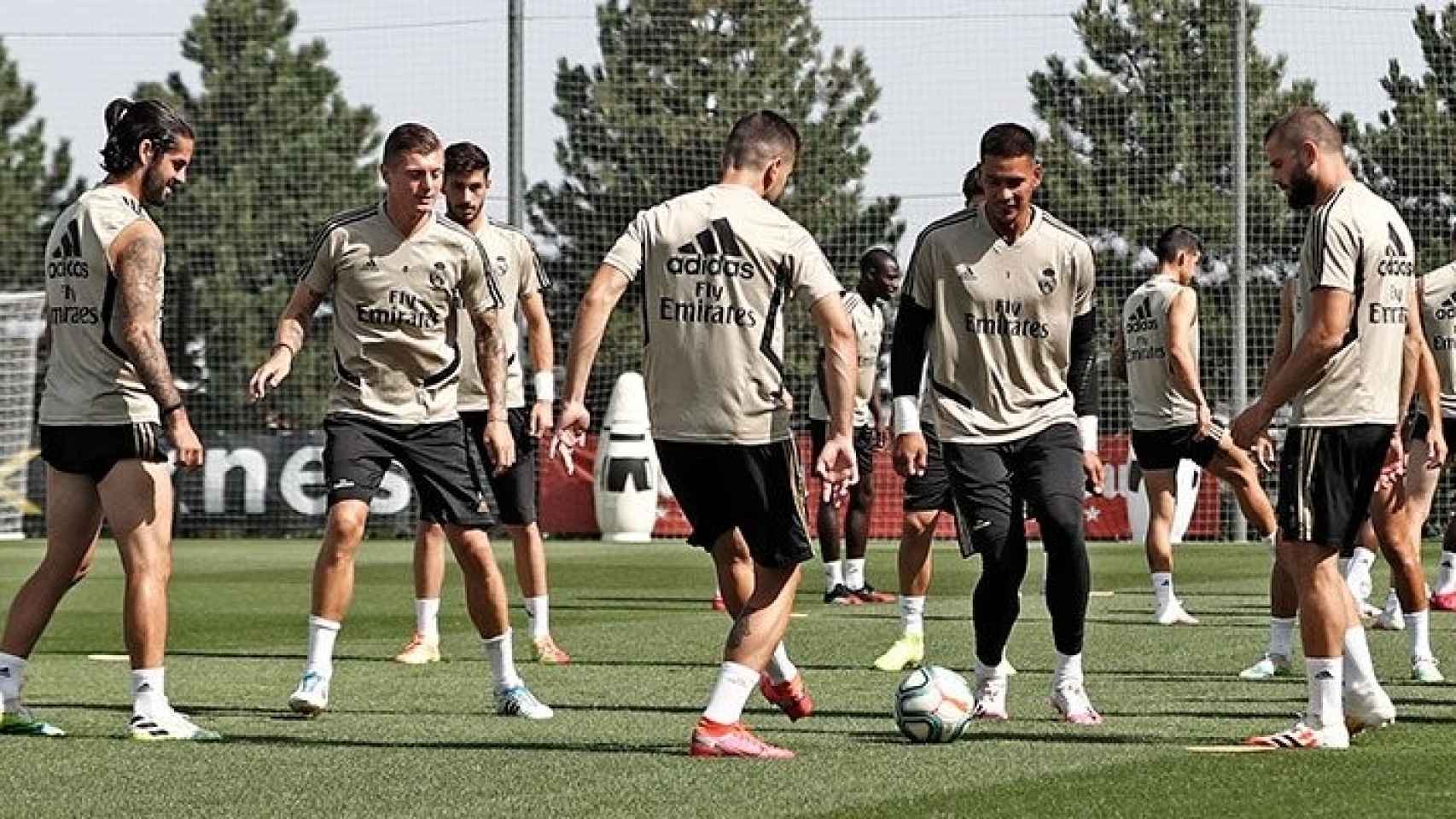 Los jugadores del Real Madrid, durante el entrenamiento de este domingo