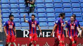 Los jugadores del Eibar celebran el gol de Edu Expósito ante el Espanyol