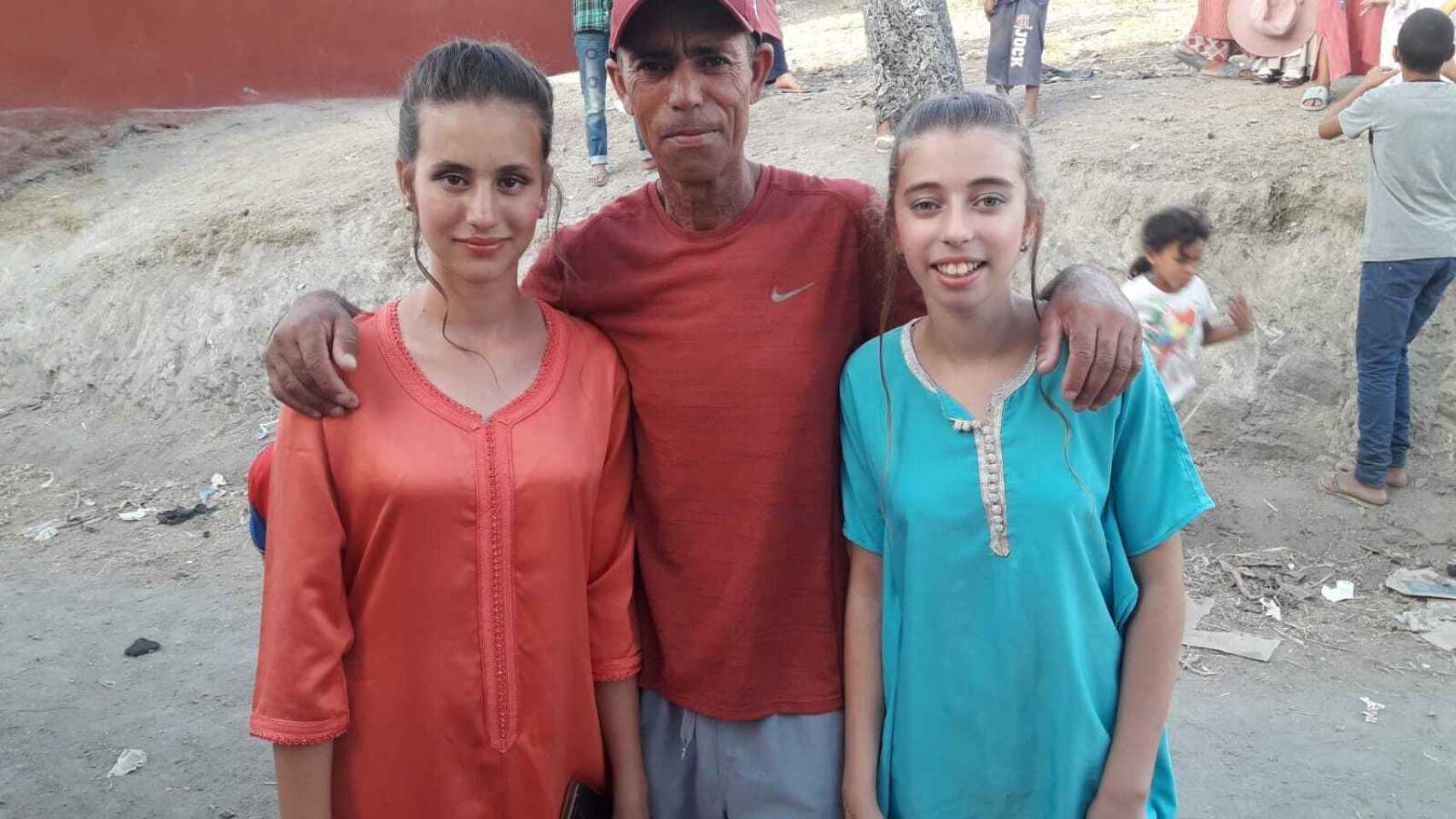 Mohamed junto a su hija Salma (izquierda) y su sobrina Nada, en Marruecos.
