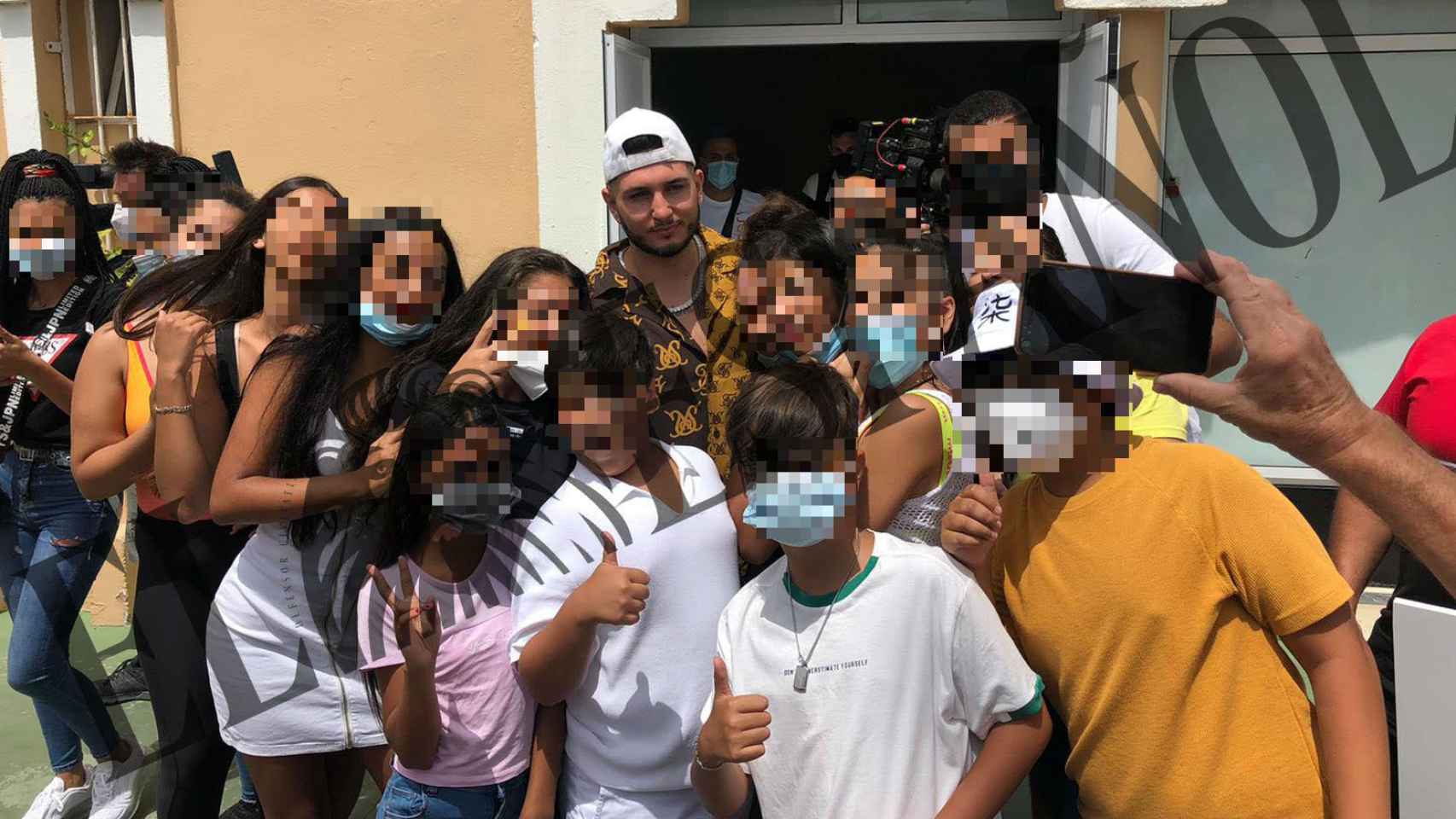Omar Montes tomándose fotos con sus fans en Fuengirola.