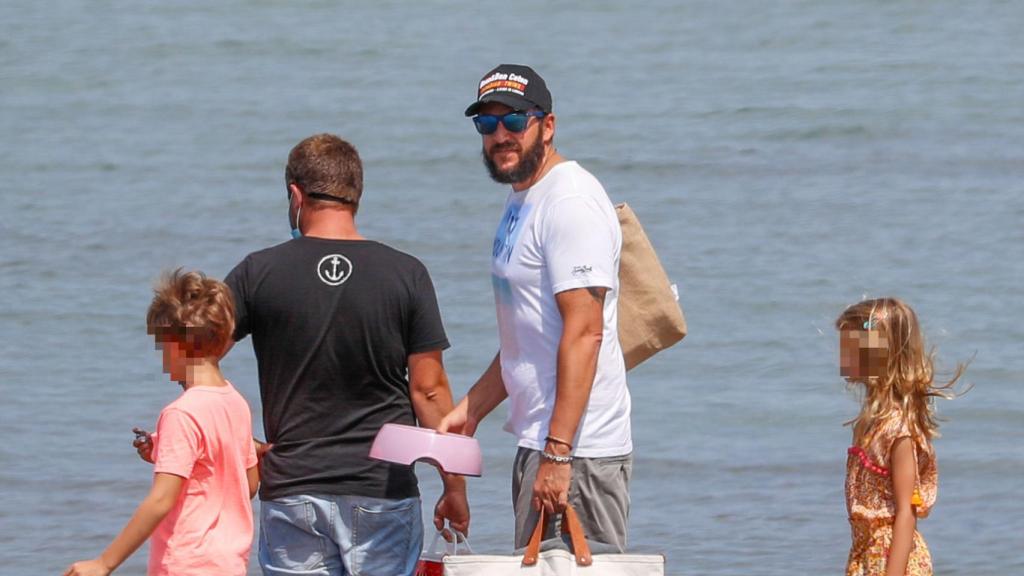 Borja Thyssen a su llegada a la isla de Ibiza junto a su mujer y sus hijos.