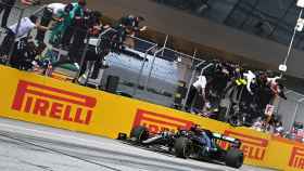 Lewis Hamilton cruzando la línea de meta en primera posición en el GP de Estiria