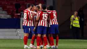 Piña de los jugadores del Atlético de Madrid para celebrar el gol ante el Betis