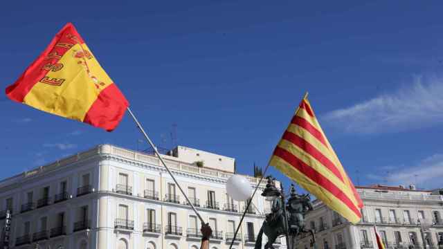Imagen de archivo con la bandera española y catalana juntas.
