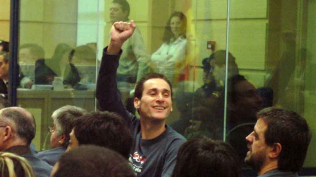 Iker Casanova levanta el puño durante el juicio en el que fue condenado por pertenencia a banda terrorista.