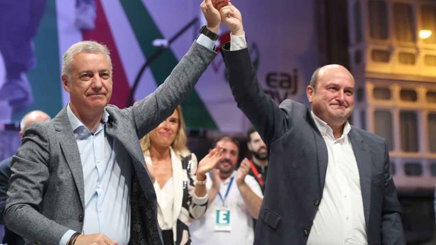 El lehendakari y candidaIñigo Urkullu  y Andoni Ortuzar celebran los resultados electorales en la sede central del PNV  en Bilbao.