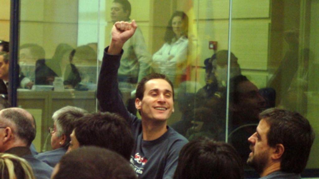 Iker Casanova, parlamentario de Bildu en el País Vasco, levanta el puño durante el juicio en el que fue condenado por pertenencia a banda terrorista.