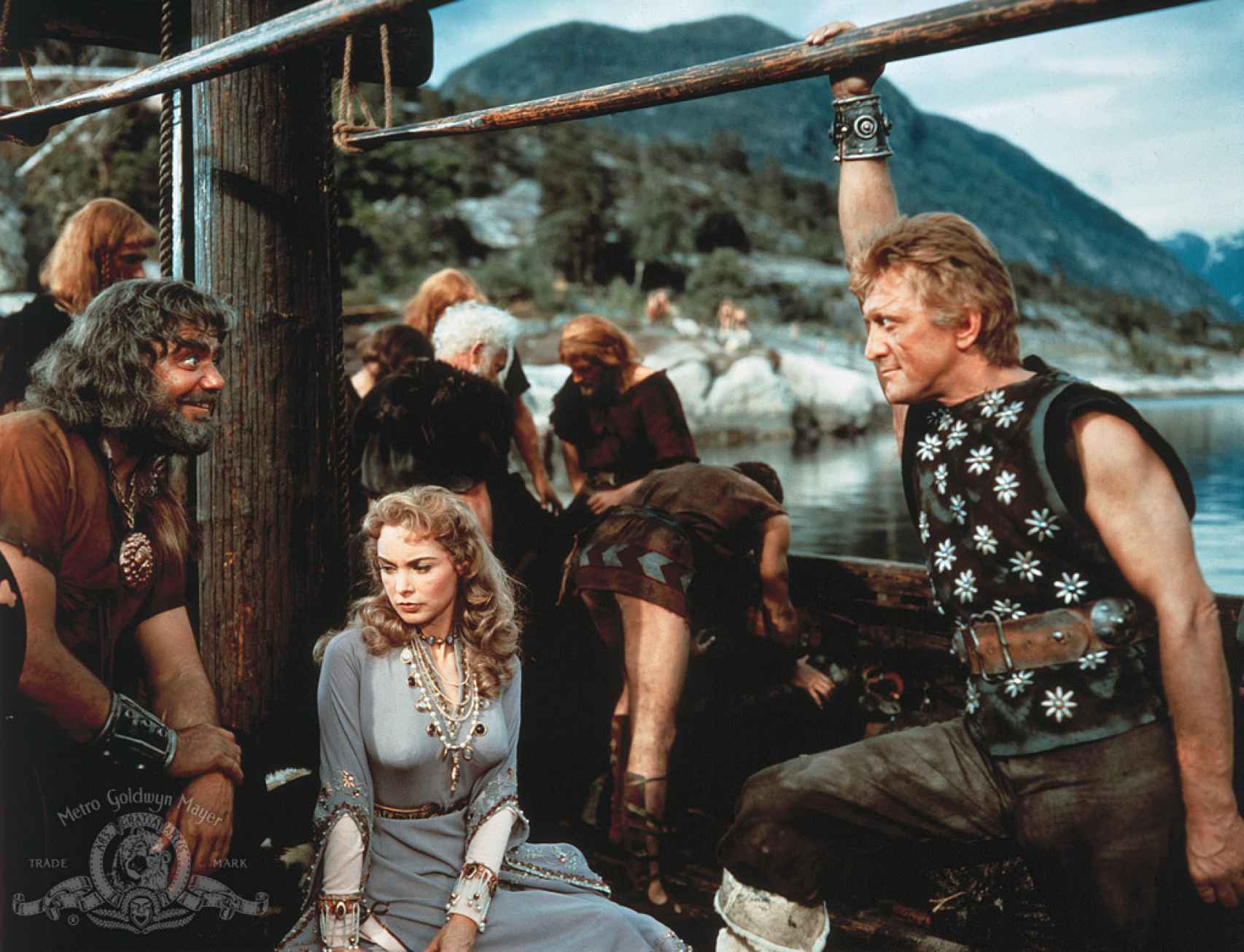 Kirk Douglas (d), Ernest Borgnine y Janet Leigh en la película 'Los vikingos' (1958).
