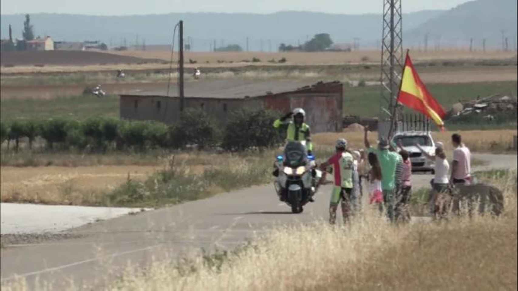 Un Guardia Civil saluda a la bandera durante la Vuelta a Zamora 2019