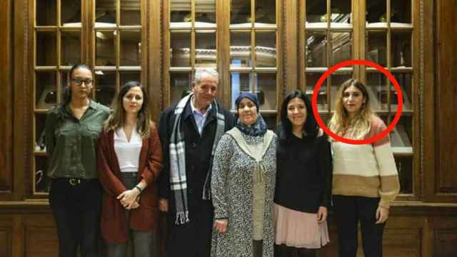 Dina Bousselham siempre ha apoyado al Hirak y acompañó en España a los padres del líder -en el centro-, Nasser Zafzafi, encarcelado en Marruecos.