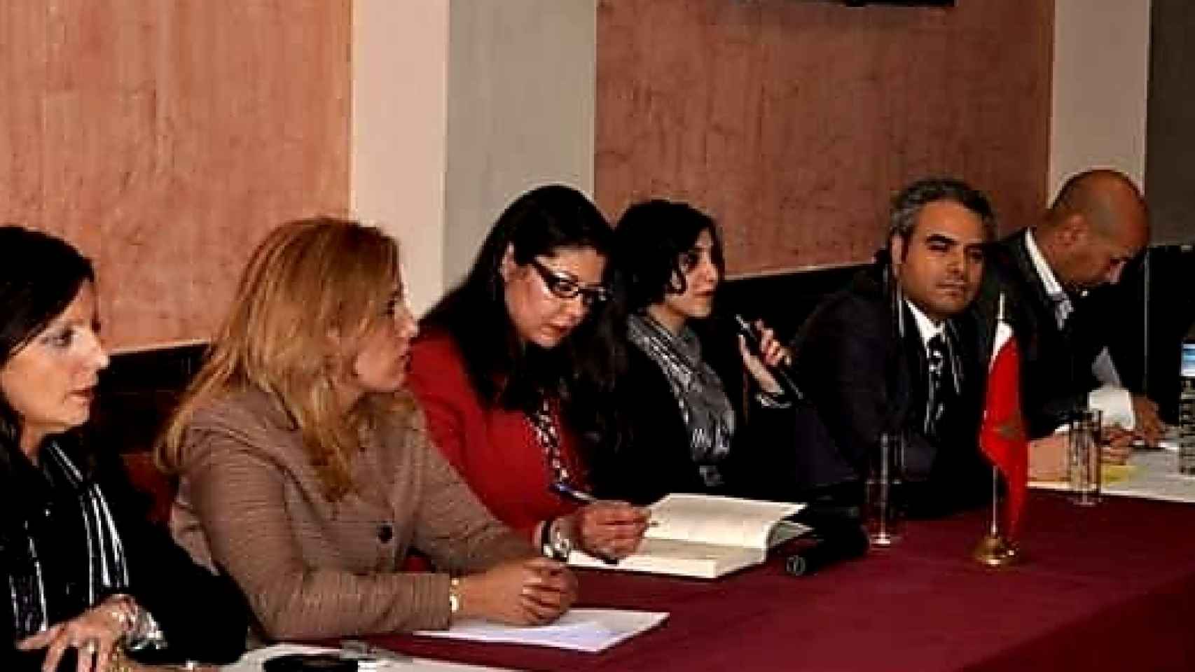 Dina Bousselham interviene en el acto de la Coordinadora Nacional de los Marroquíes en el Mundo en Sevilla.