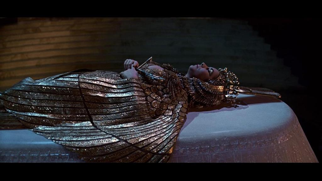 Elisabeth Taylor, interpretando a la faraona egipcia en 'Cleopatra' (1963).
