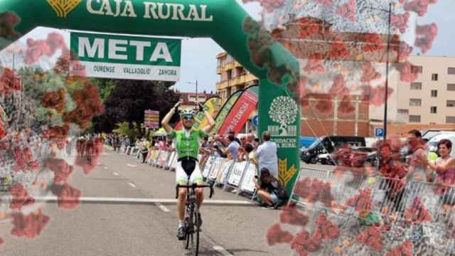 Un ciclista cruza la meta en una etapa de la última edición de La Vuelta a Zamora