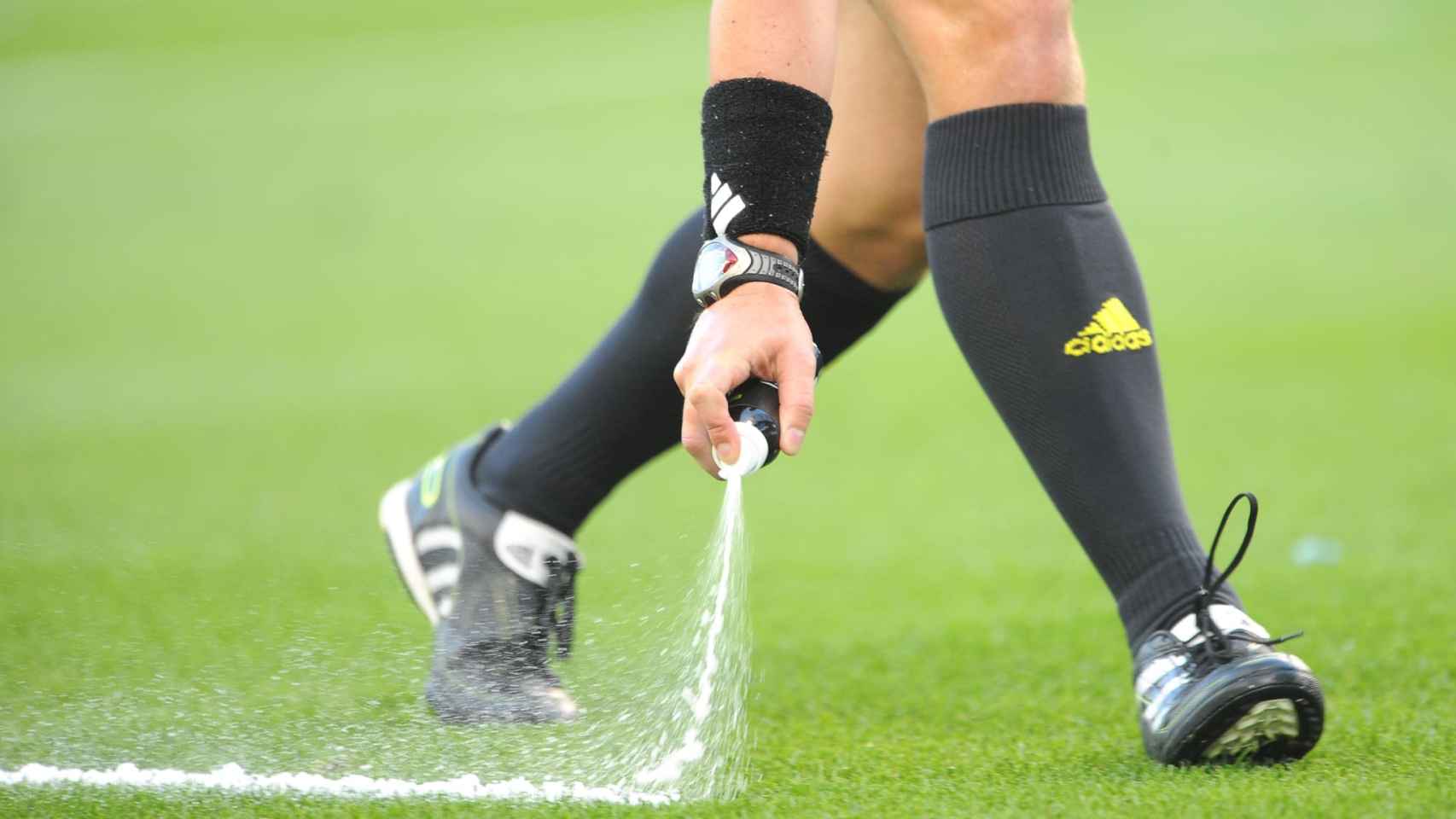 Árbitro de la FIFA utilizando un espray