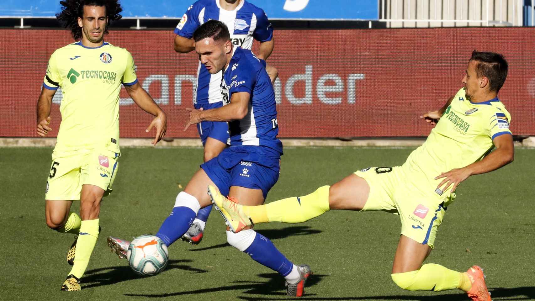 El delantero del Alavés Lucas Pérez disputa un balón frente a Maksimovic, del Getafe