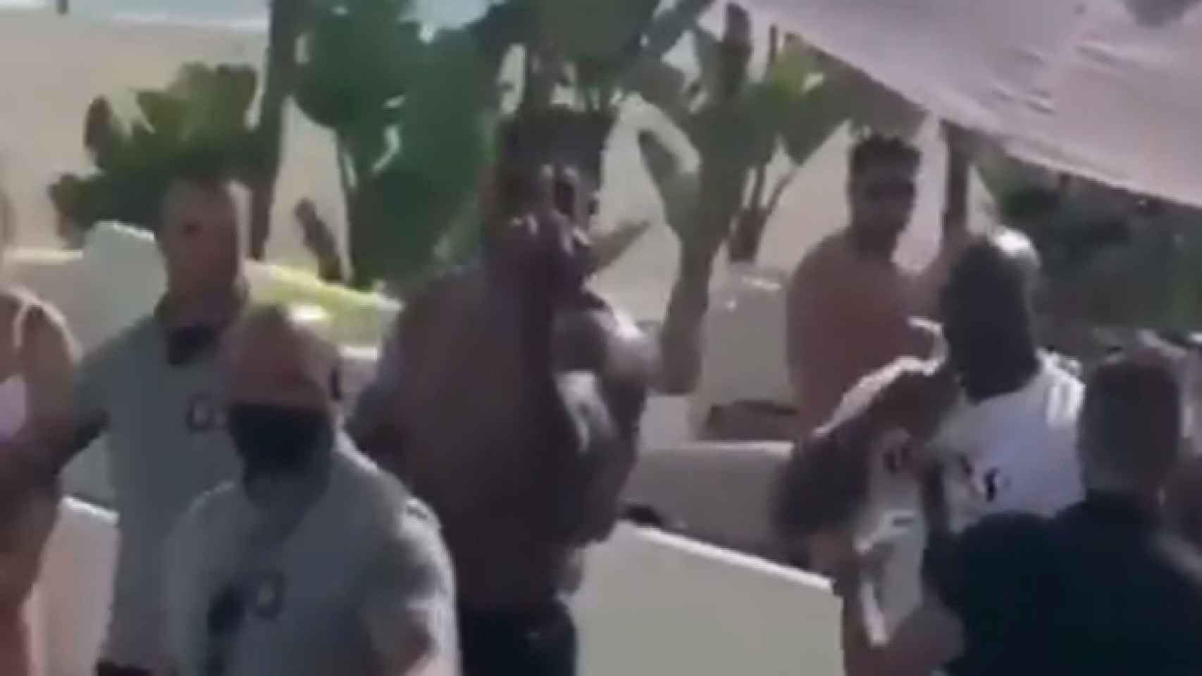La peineta de Anthony Joshua a unos aficionados en Marbella mientras se pasea sin mascarilla