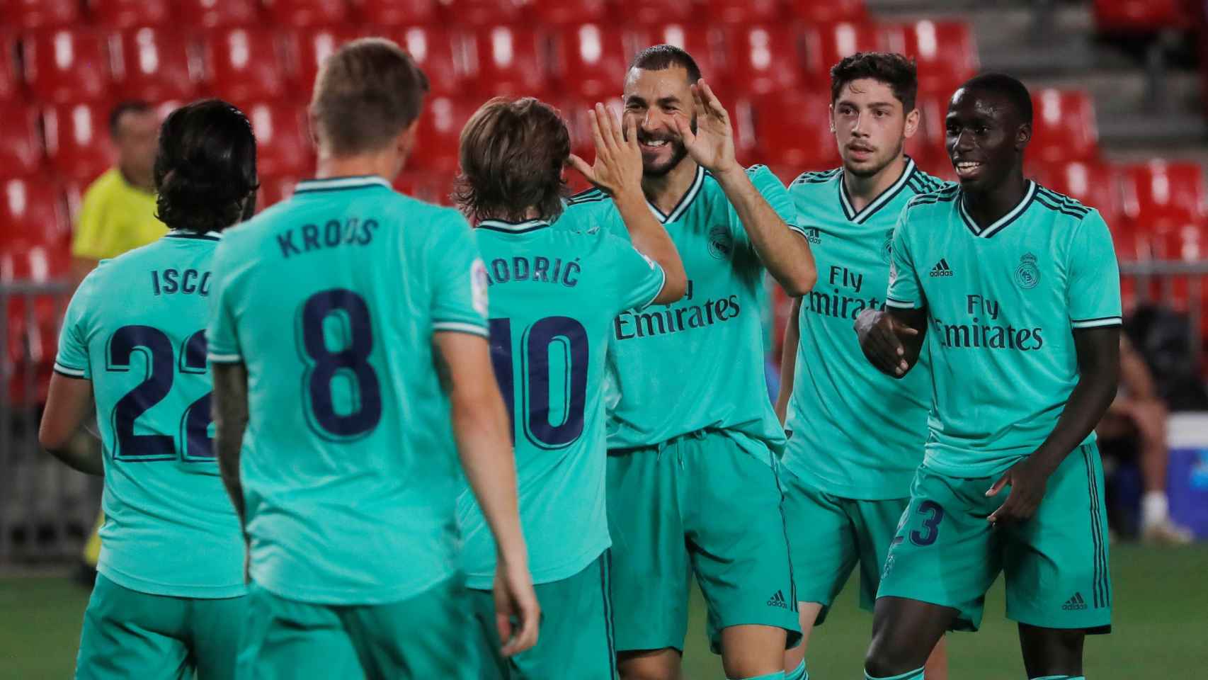 Los jugadores del Real Madrid felicitan a Karim Benzema por su gol al Granada