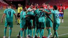 Los jugadores del Real Madrid celebran el gol de Mendy al Granada