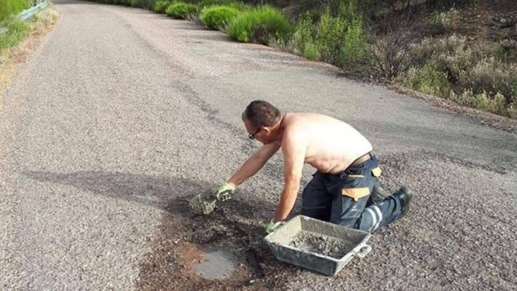 Enrique Galán arreglando el bache de la carretera de Robledillo