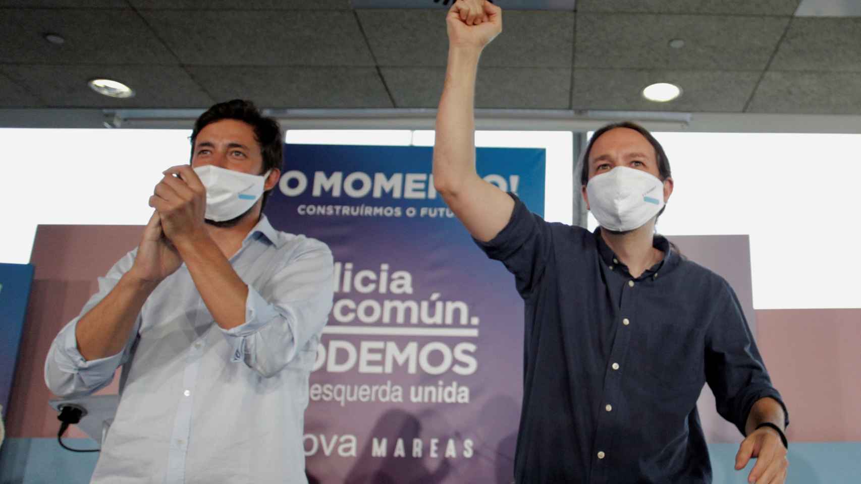 Antón Gómez Reino, candidato de Podemos en Galicia, con el vicepresidente del Gobierno y líder del partido, Pablo Iglesias, en La Coruña.