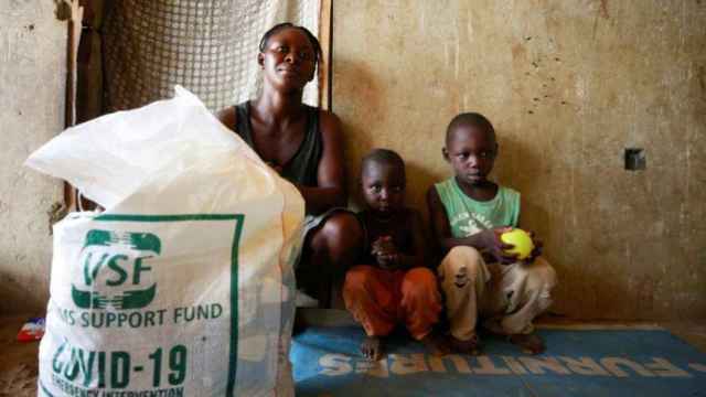 Una familia recibiendo ayuda alimentaria en Nigeria.