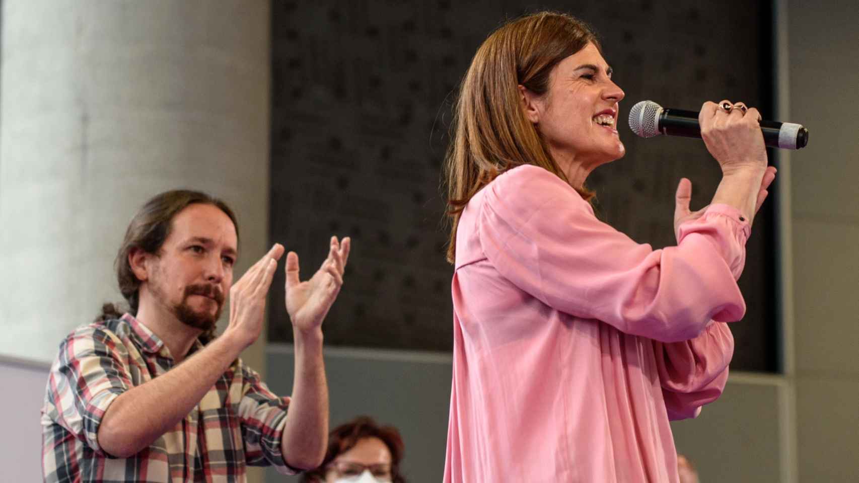 Pablo Iglesias en uno de los últimos mítines de campaña en el País Vasco con la candidata Miren Gorrotxategi.