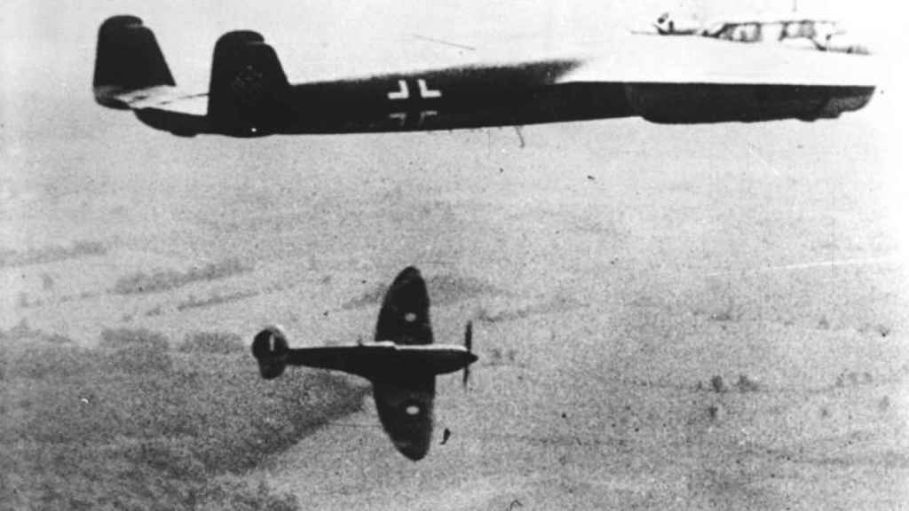 Un Spitfire atacando un bombardero alemán Do 17.