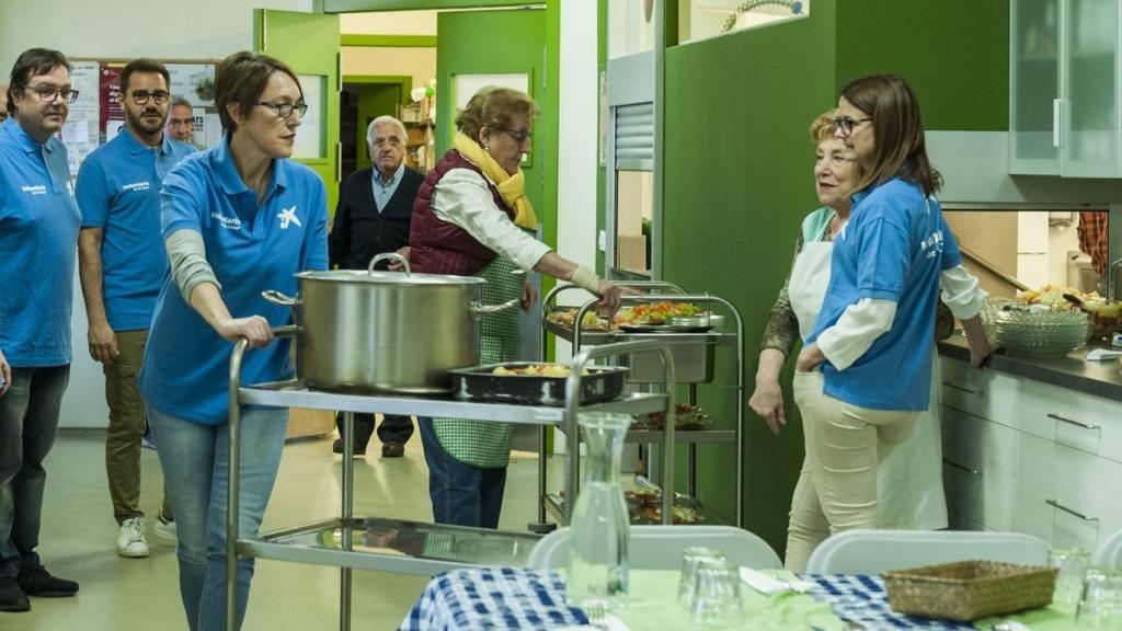 Voluntarios en un comedor social